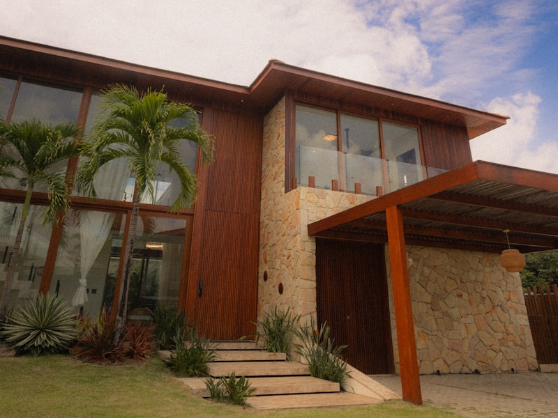 Casa Moderna com Acabamento em Madeira