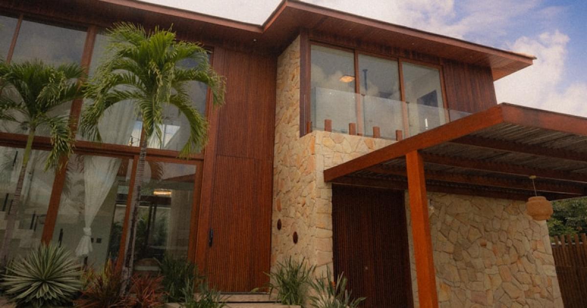 Casa Moderna com Acabamento em Madeira